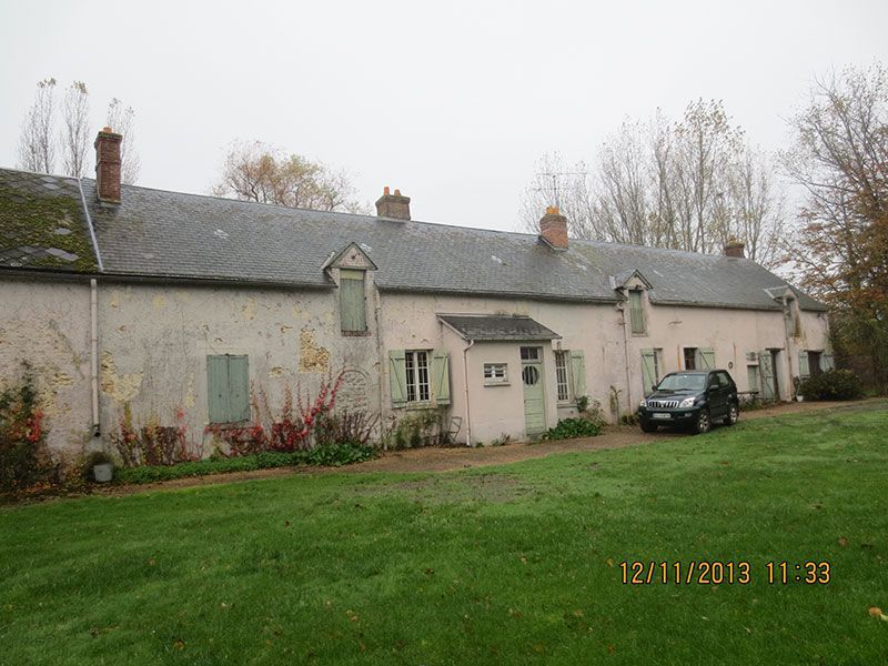 Longue maison en pierre.