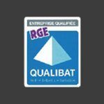 Logo de certification QUALIBAT bleu avec une pyramide géométrique blanche et une bannière RGE rouge.