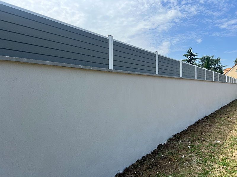 Clôture grise installée sur un mur.