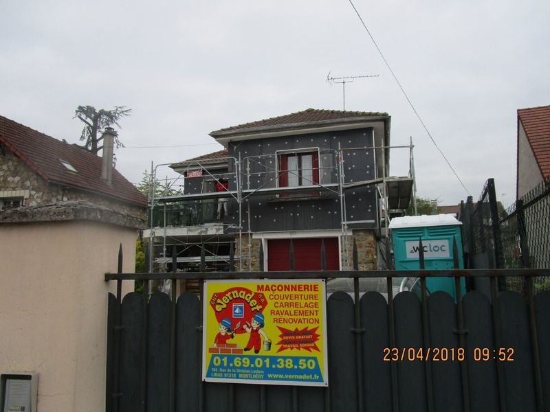 Pose d'isolant par l'extérieur d'une maison.