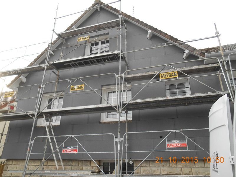 Maison en cours d'isolation, avec des échafaudages.