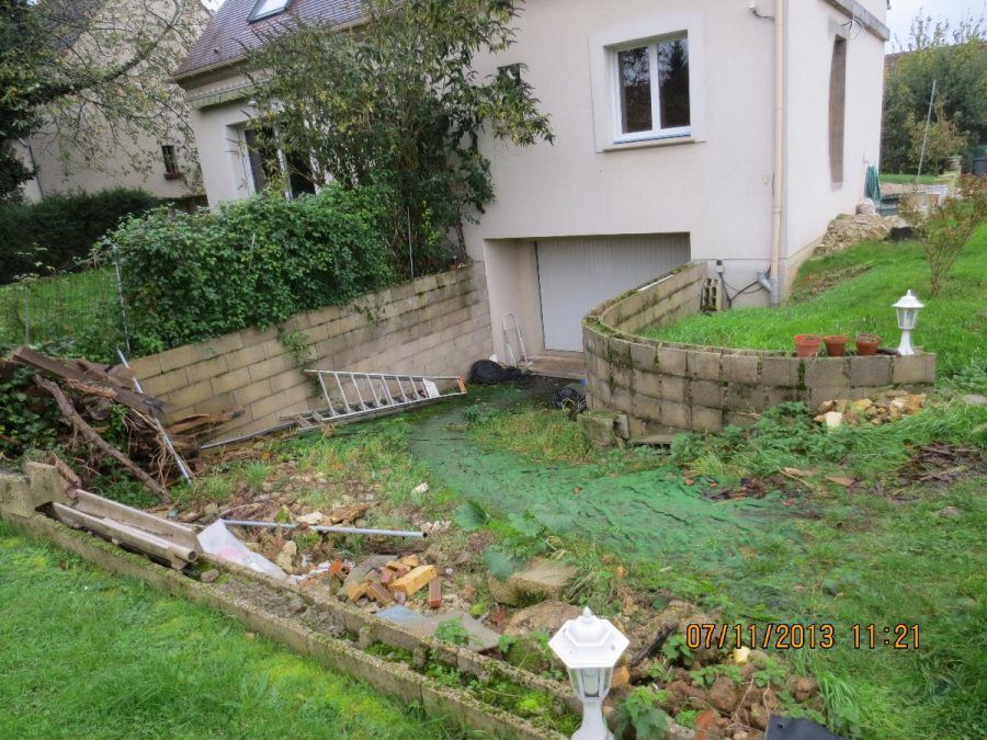 Allée de garage semi-enterré en herbe