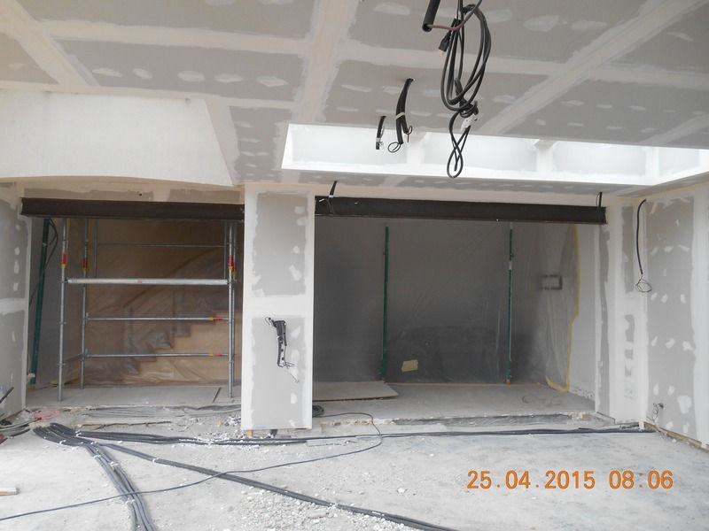 Intérieur inachevé avec cloisons sèches, ouvertures murales et fils électriques apparents dans un espace en rénovation