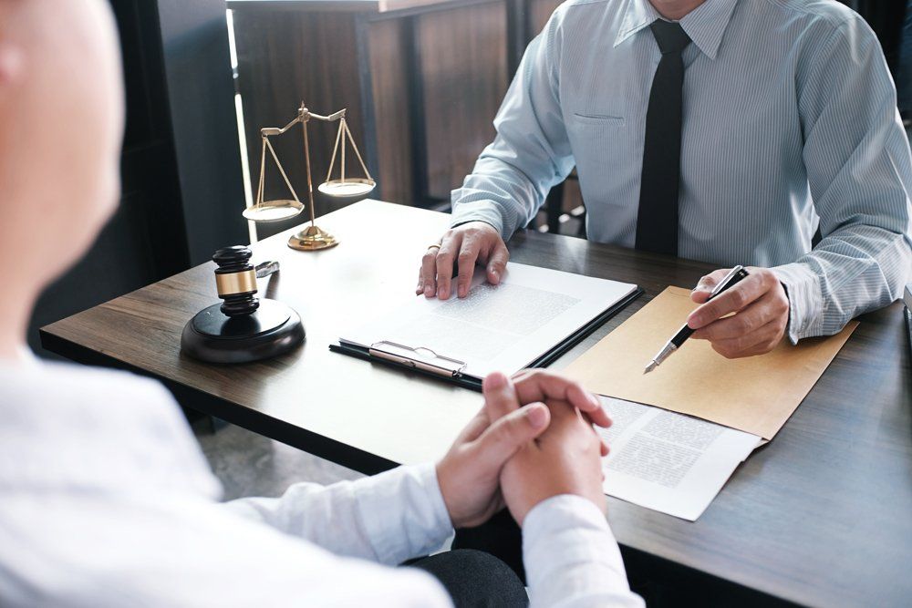 Avocat et son client en discussion à son bureau