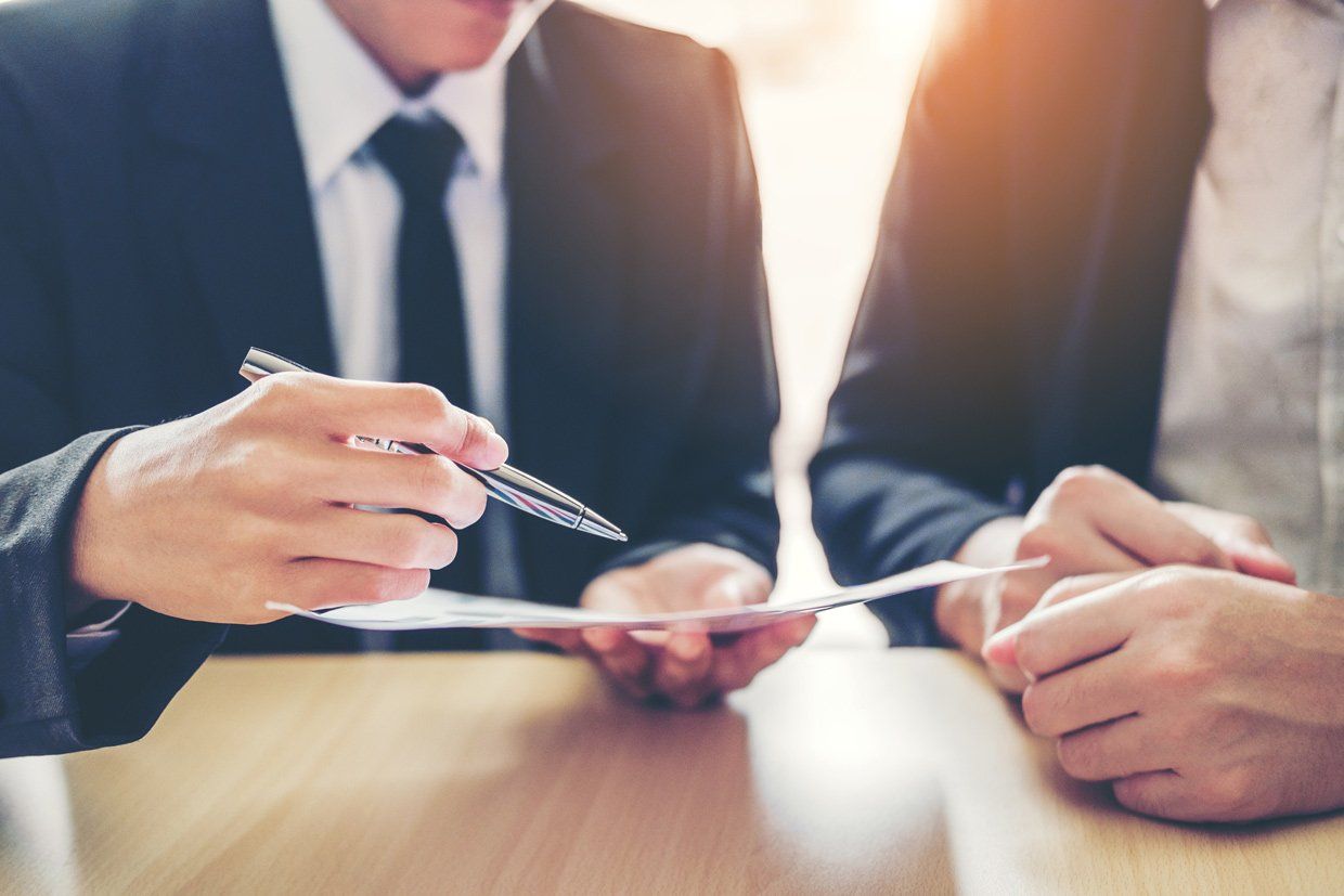 Un avocat montrant un document à son client