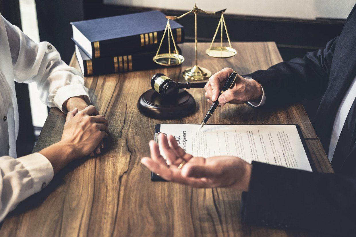 Avocat qui parle à son client à son bureau