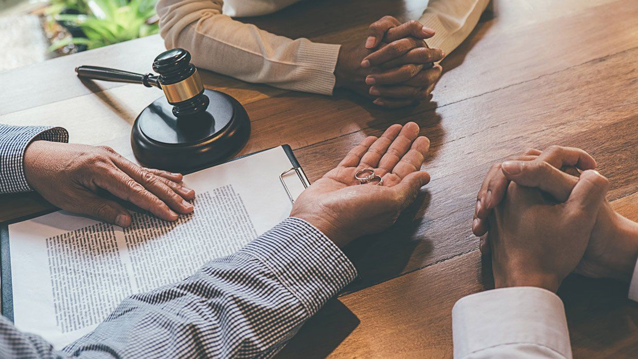 Avocat entre 2 personnes en conflit dans son bureau