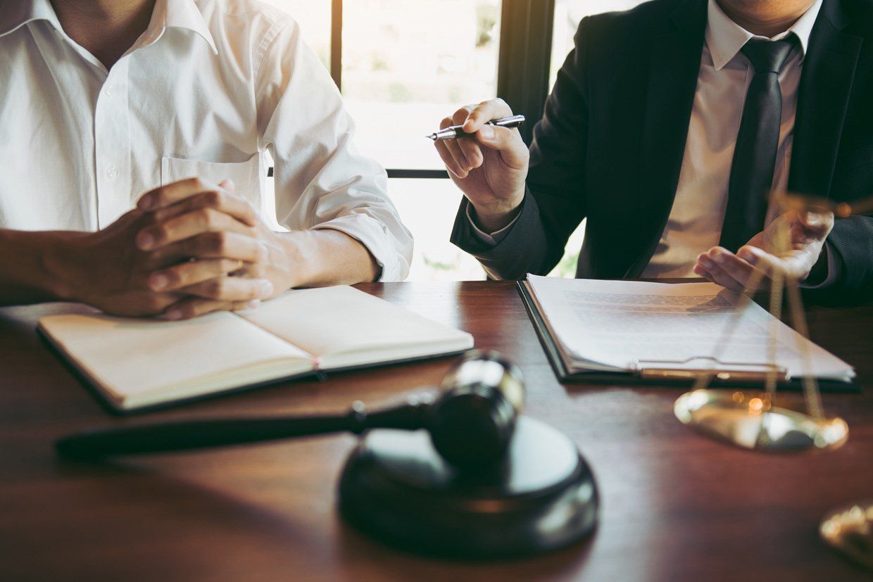 Avocat en train de parler à son client à son bureau