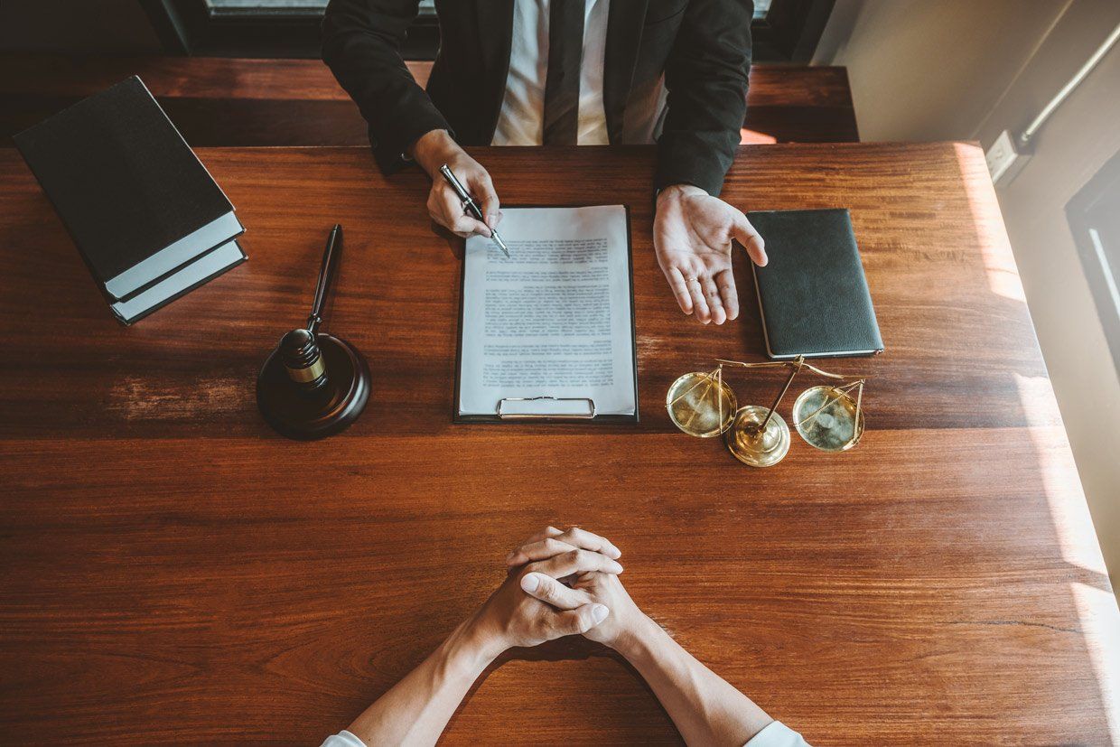 Avocat s'adressant à son client dans son bureau