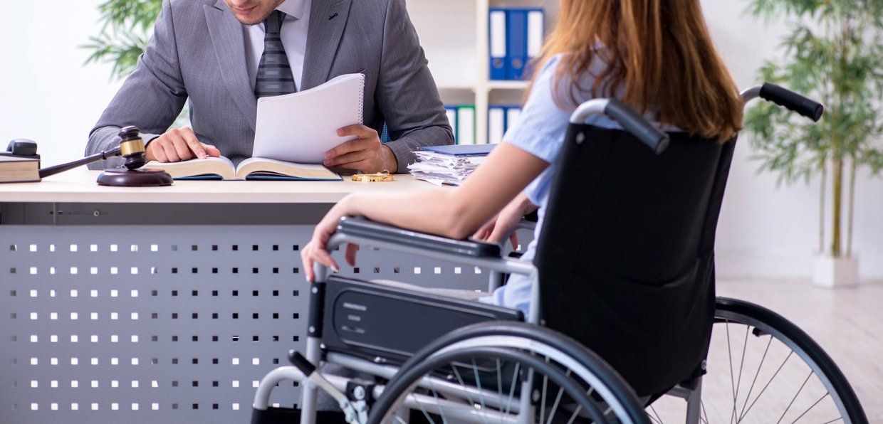Personne en fauteuil roulant chez son avocat