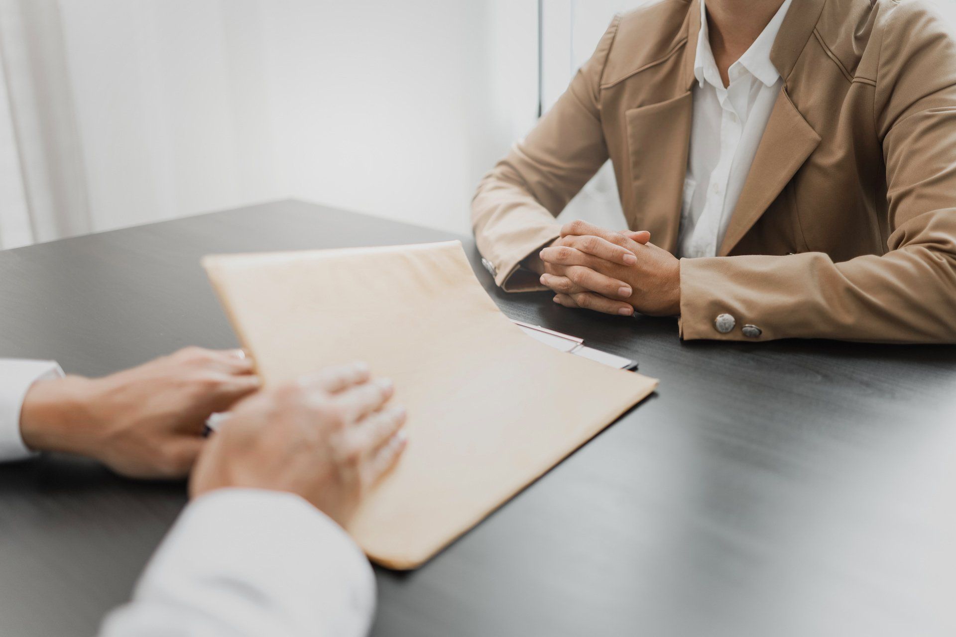 Échange entre un avocat et son client dans son bureau