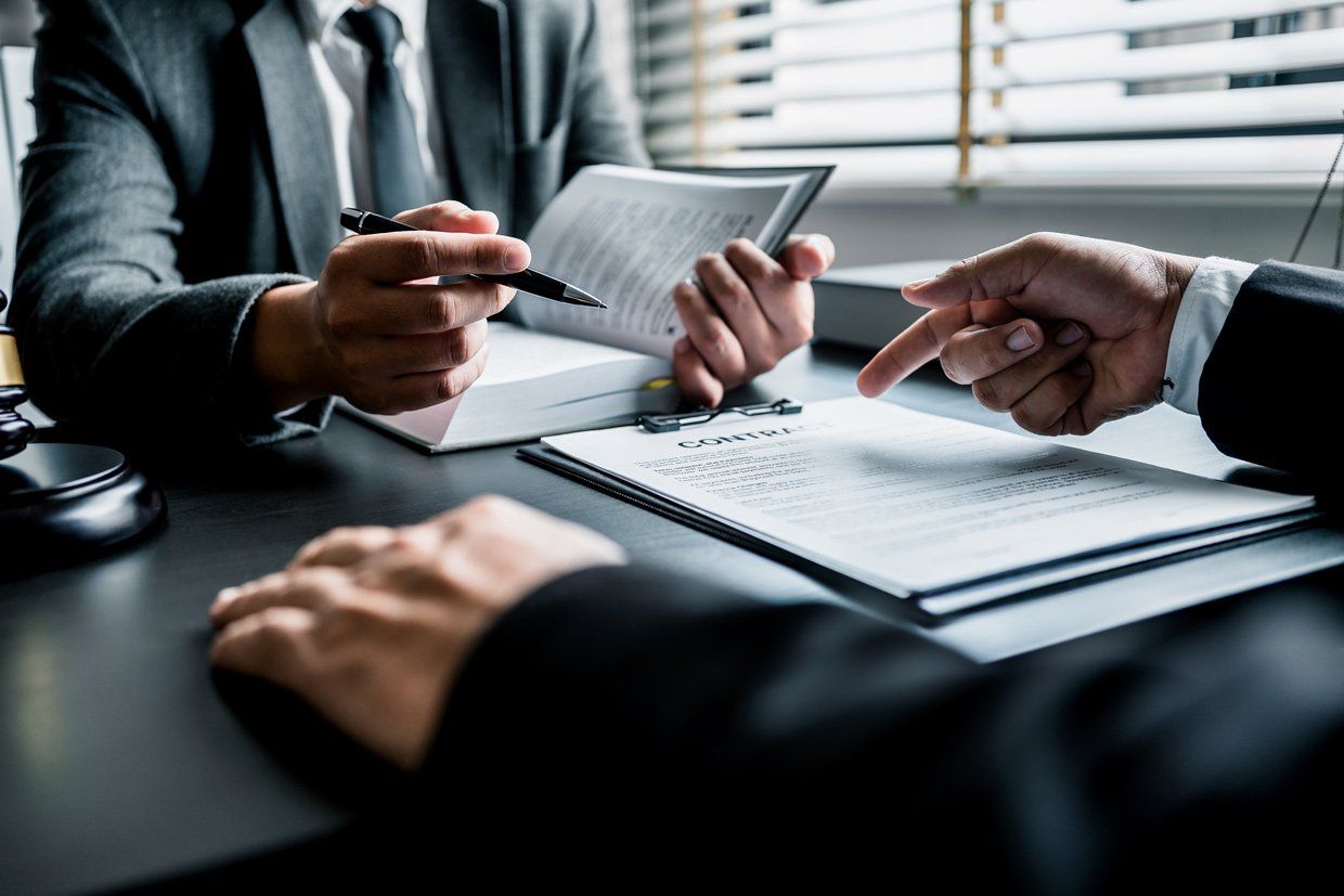 Discussion entre un avocat et son client à son bureau