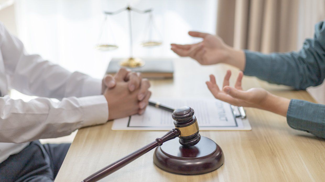 Avocat écoutant son client à son bureau