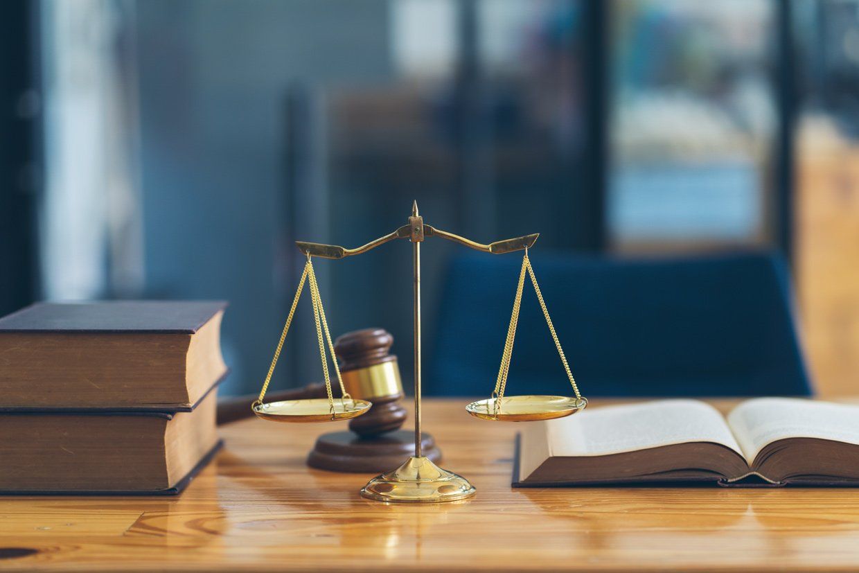 Bureau avec un balancier, un marteau de juge et des livres