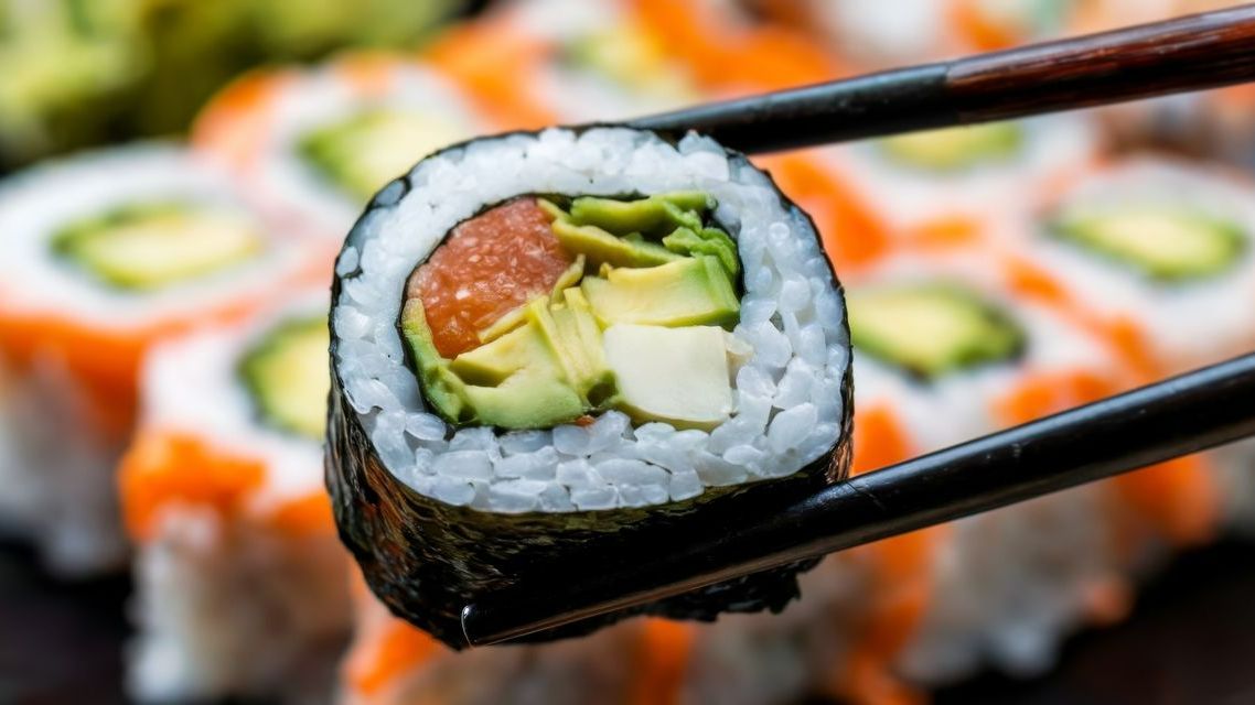 Zoom sur un sushi saumon et avocat