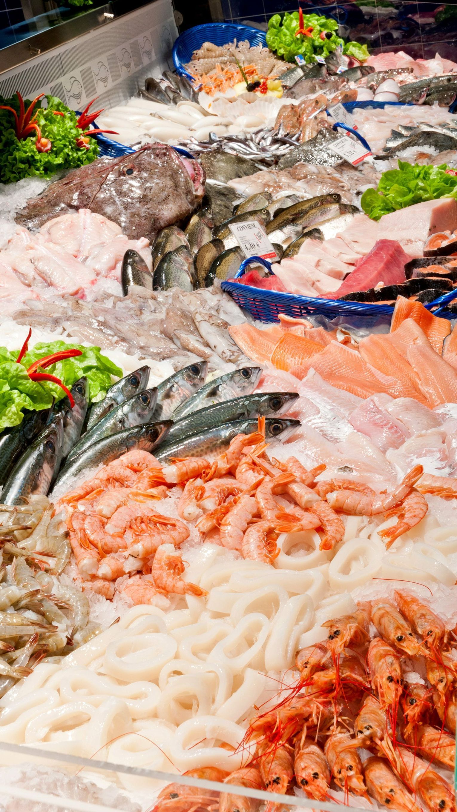 Etal de poissonnerie avec des poissons et crustacés