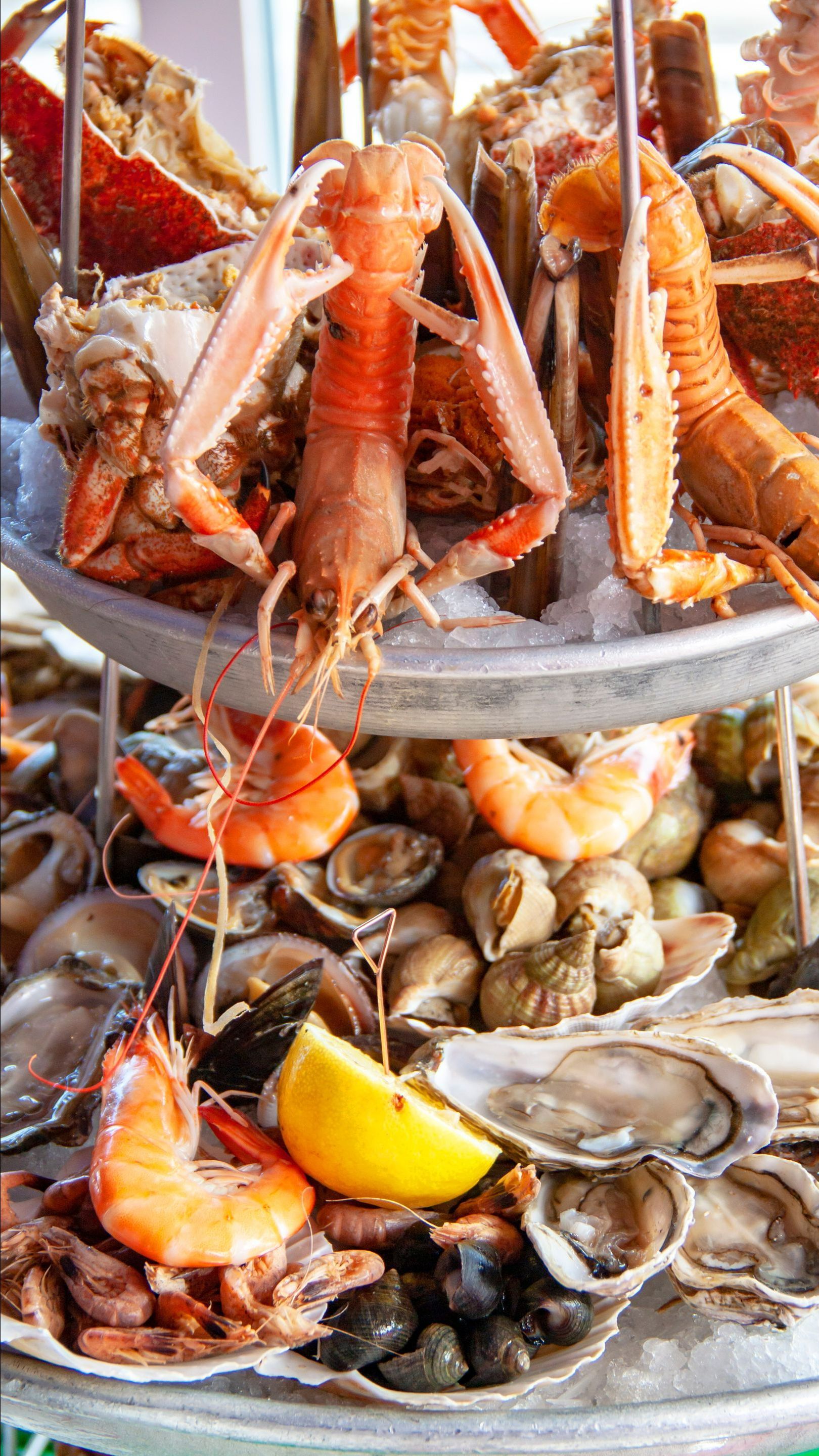 Plateau de fruits de mer sur 2 étages avec des coquillages et crustacés
