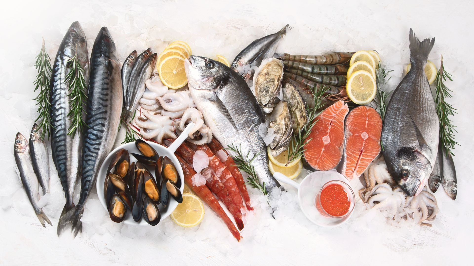 Poissons, moules et caviars posés dans de la glace pilée