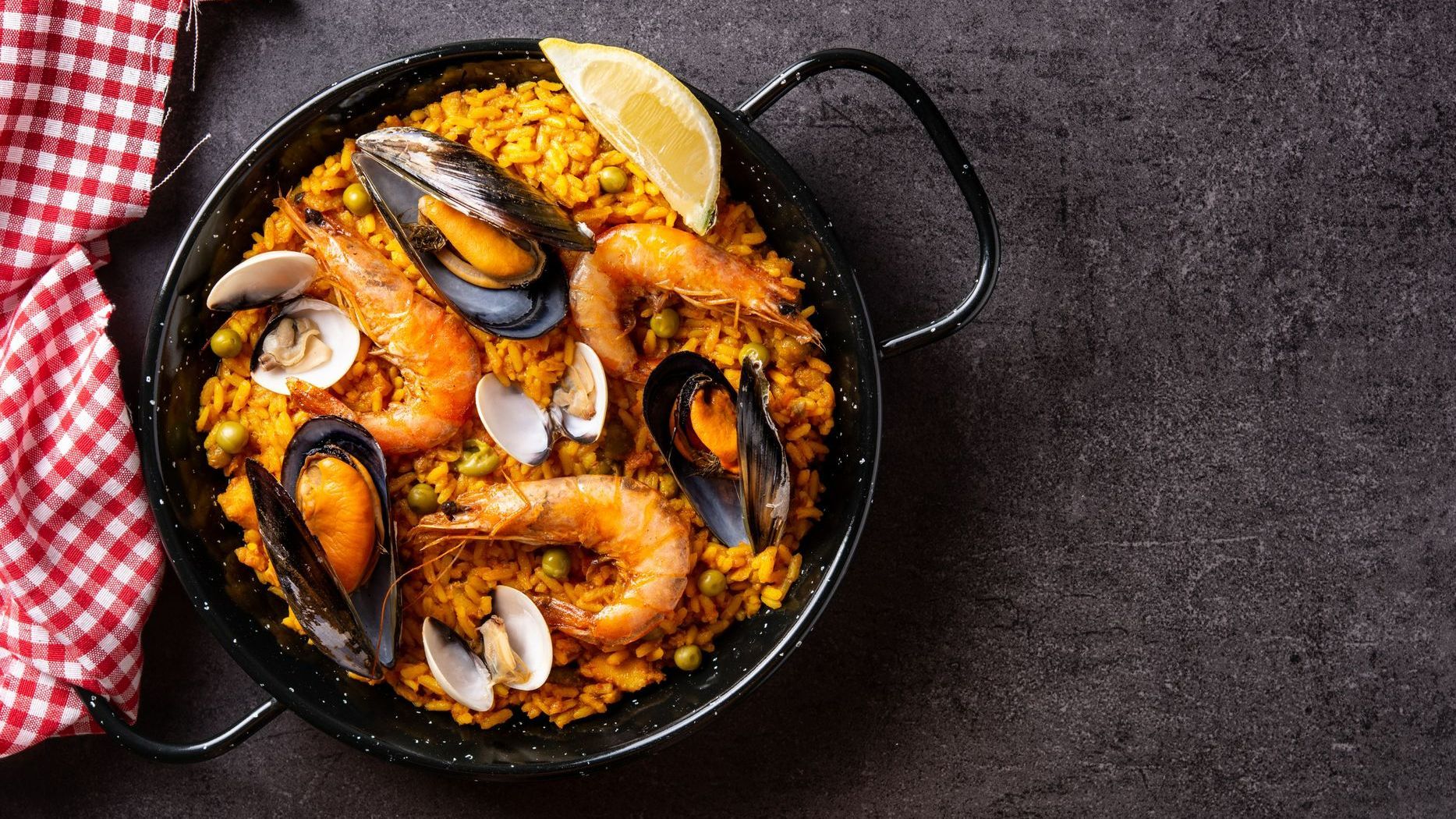 Poêlon de paella aux fruits de mer avec des moules et des crevettes