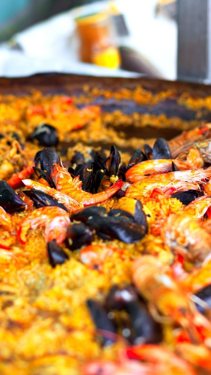 Zoom sur un plat de paella aux fruits de mer
