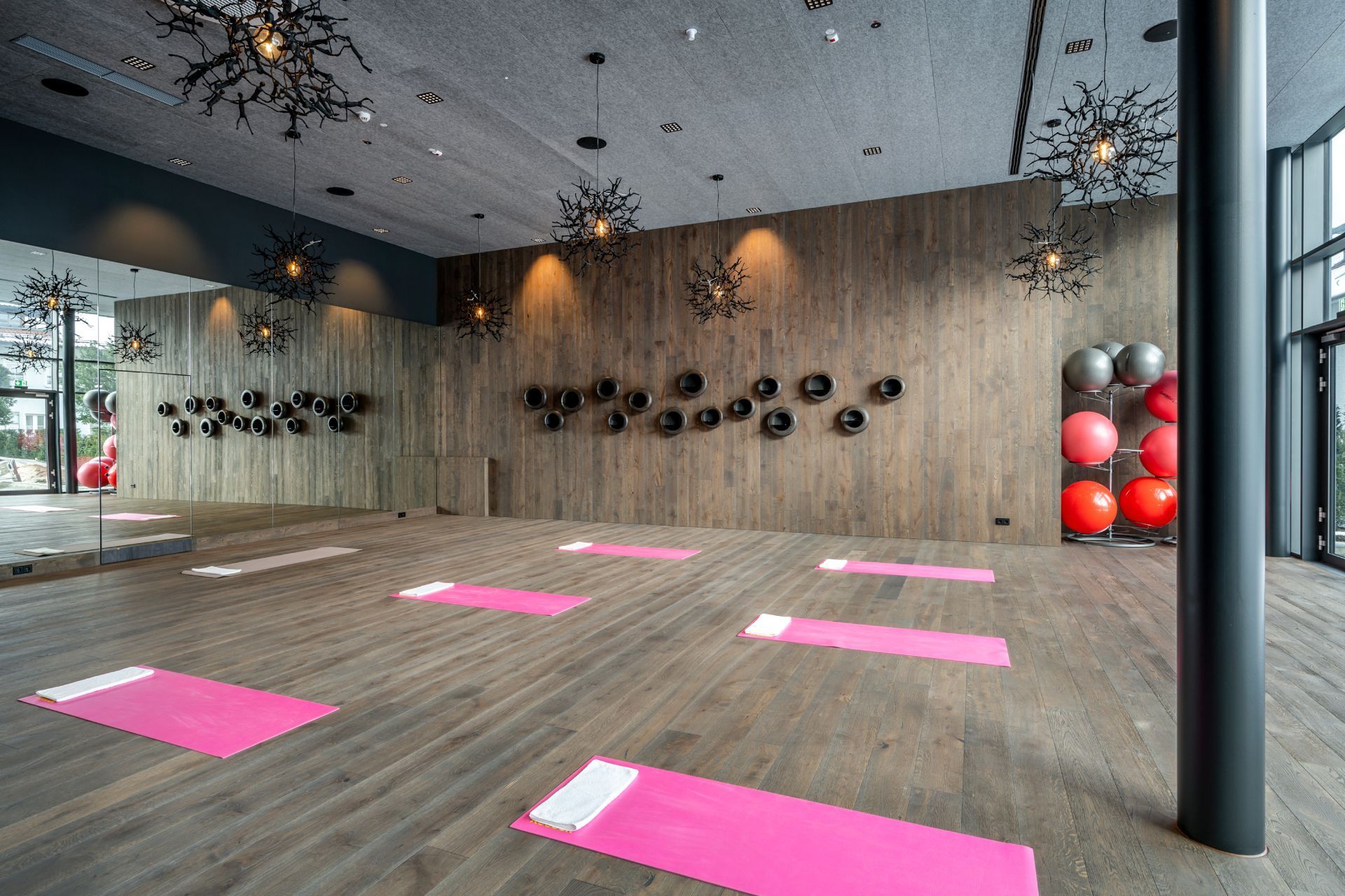 Fitnessraum mit Yogamatten und Spiegelfront