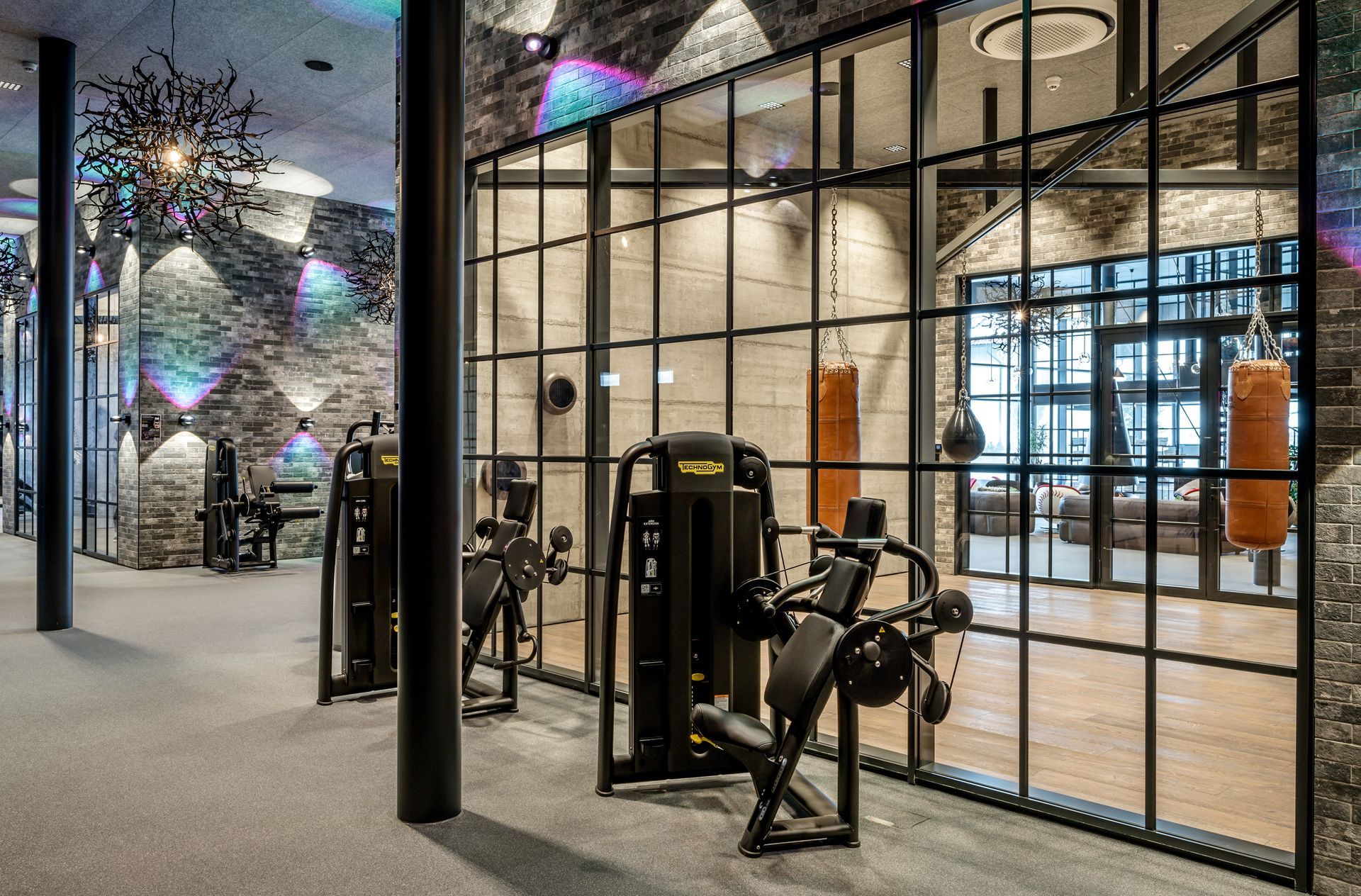 Fitnessraum mit großen Spiegelflächen