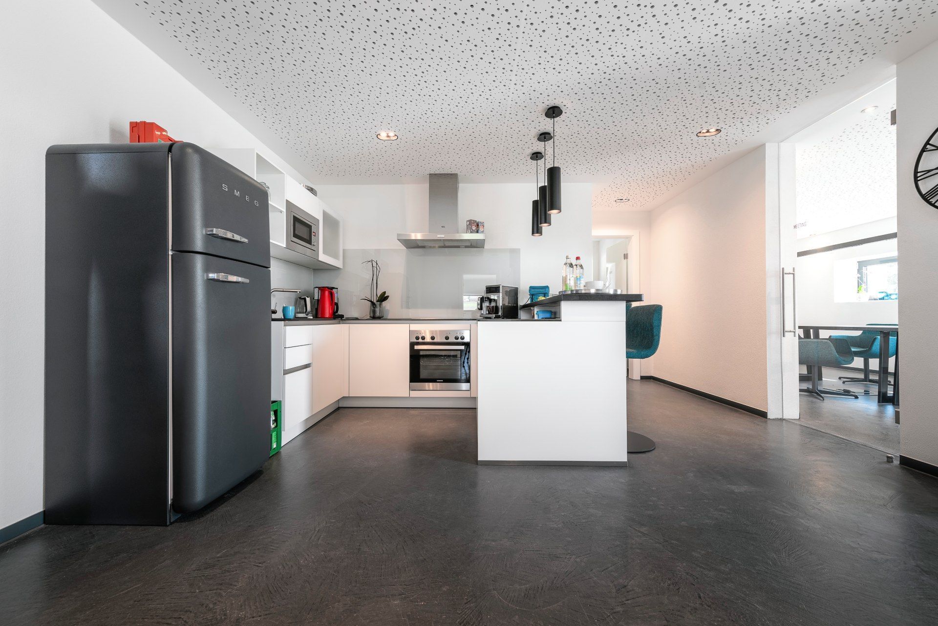 große helle Küche mit Glasrückwänden