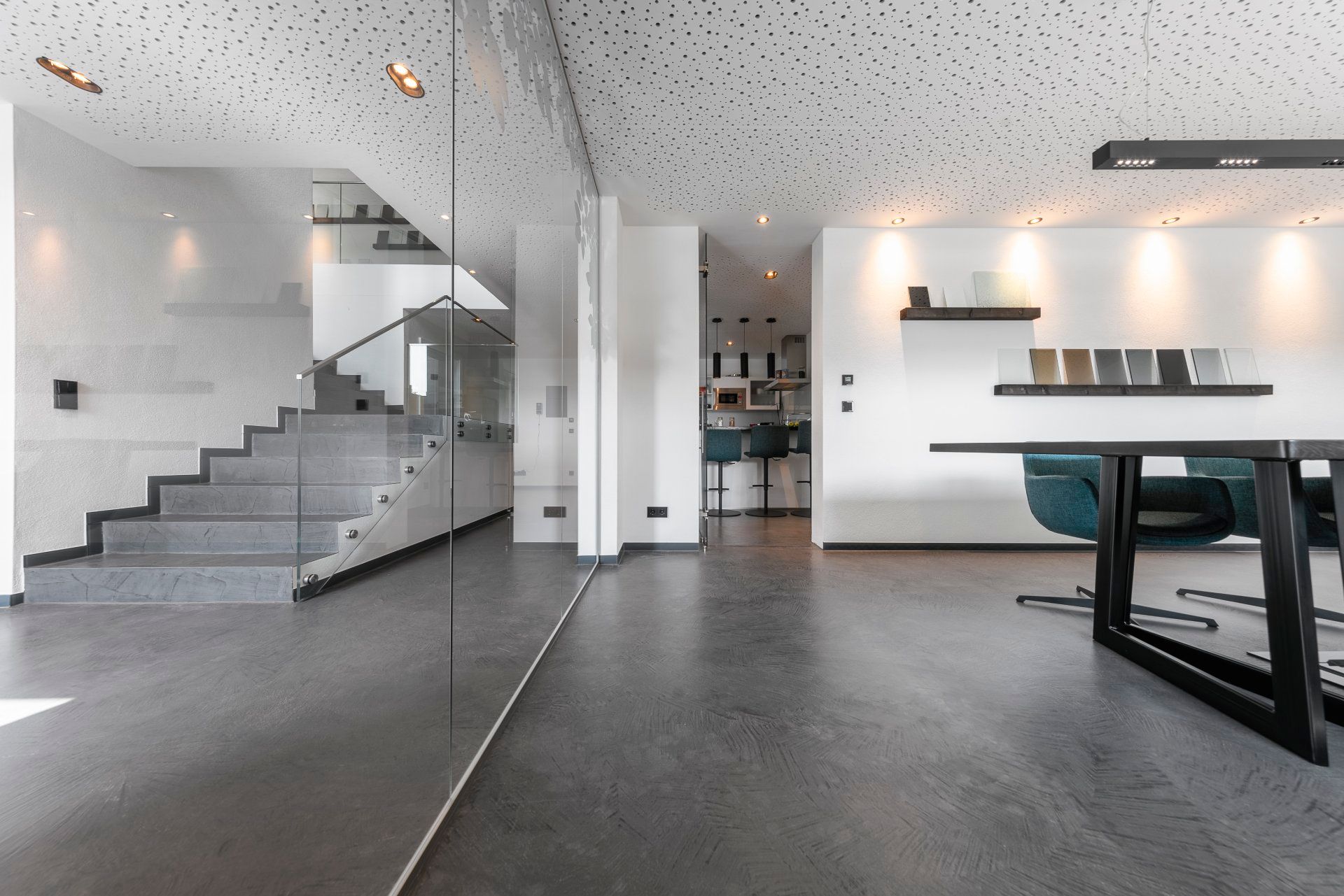 helle große Innenräume mit Trennwänden aus Glas