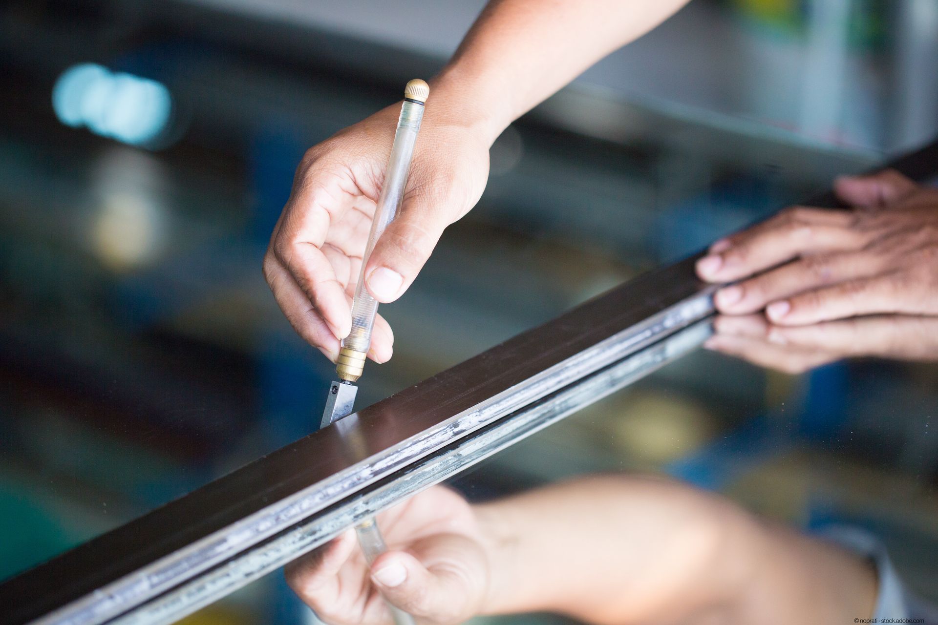 Glaser schneidet Glas