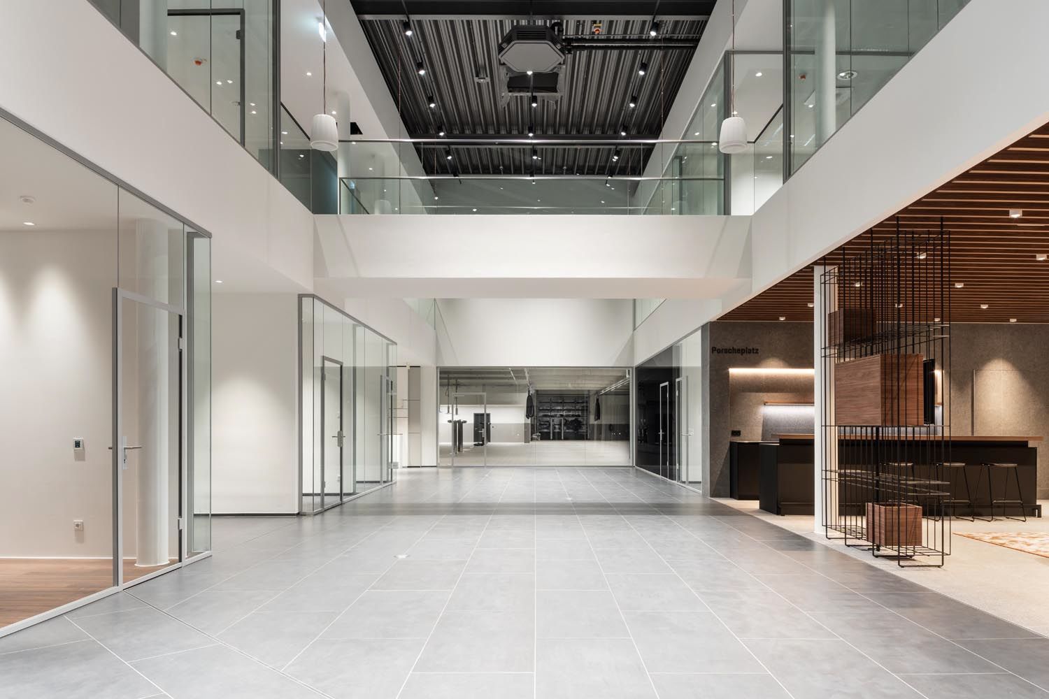 Porsche-Autohaus mit vielen Glaswänden