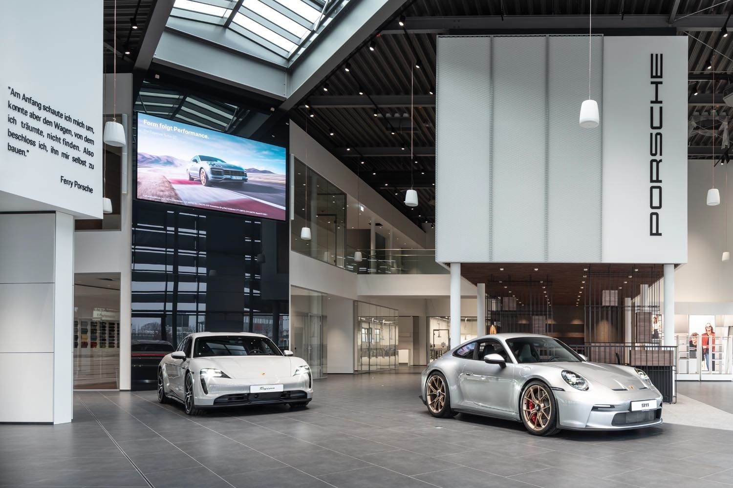 Porsche-Autohaus mit vielen Glaswänden