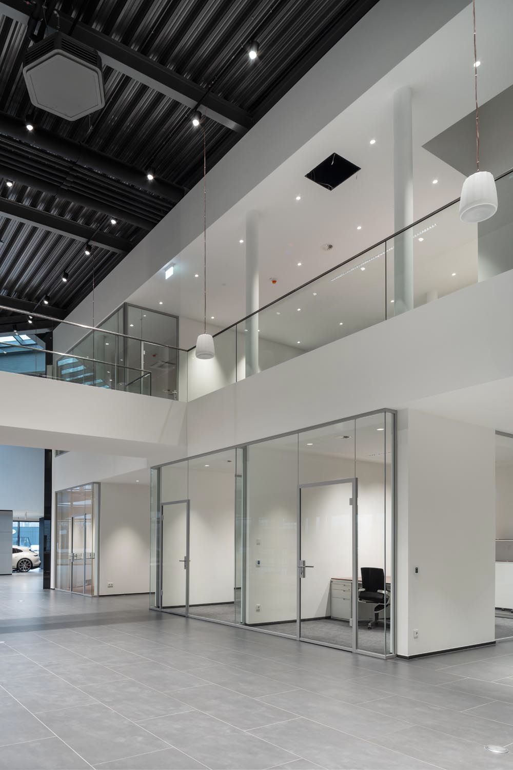 helle mehrstöckige Geschäftsräume mit Glasgeländern und Glasfronten