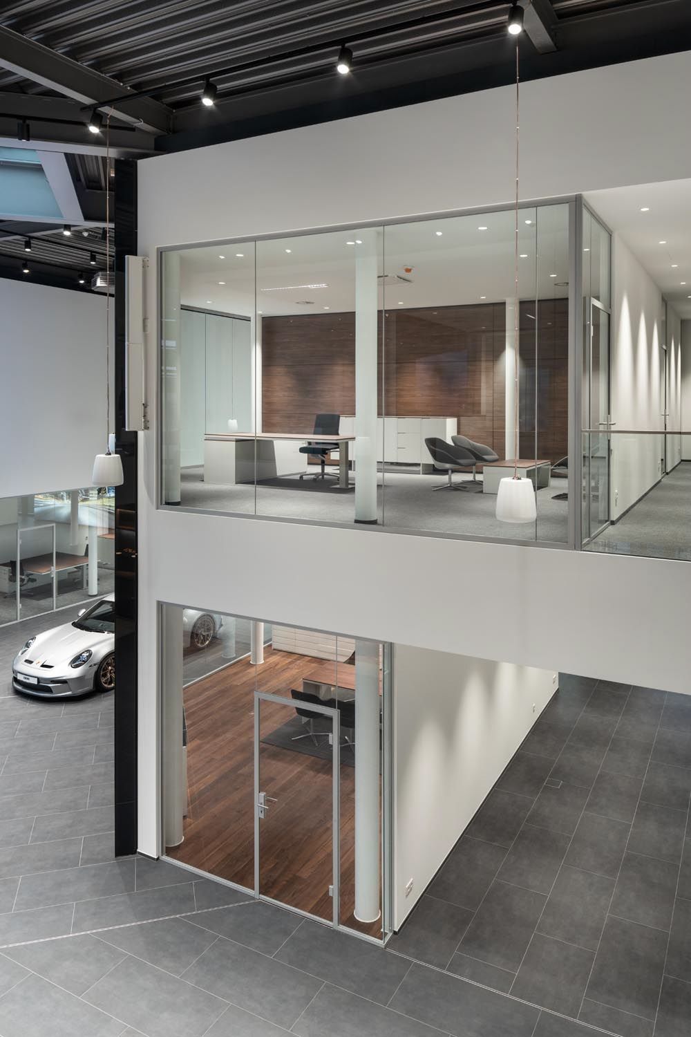 Porsche-Autohaus mit Glasfronten zwischen den Büros