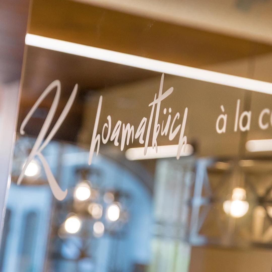 Glasfenster mit Aufschrift