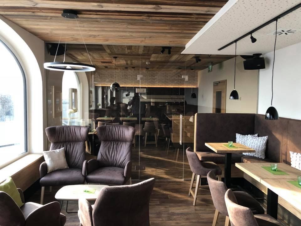 Café mit Sitzecken und Glastrennwand