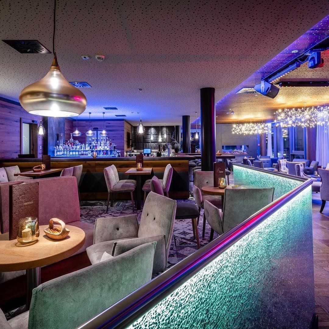 Bar mit bunter Beleuchtung und Glasgeländer