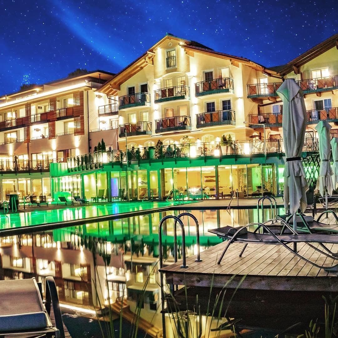 beleuchtete Außenfassade eines Hotels bei Nacht