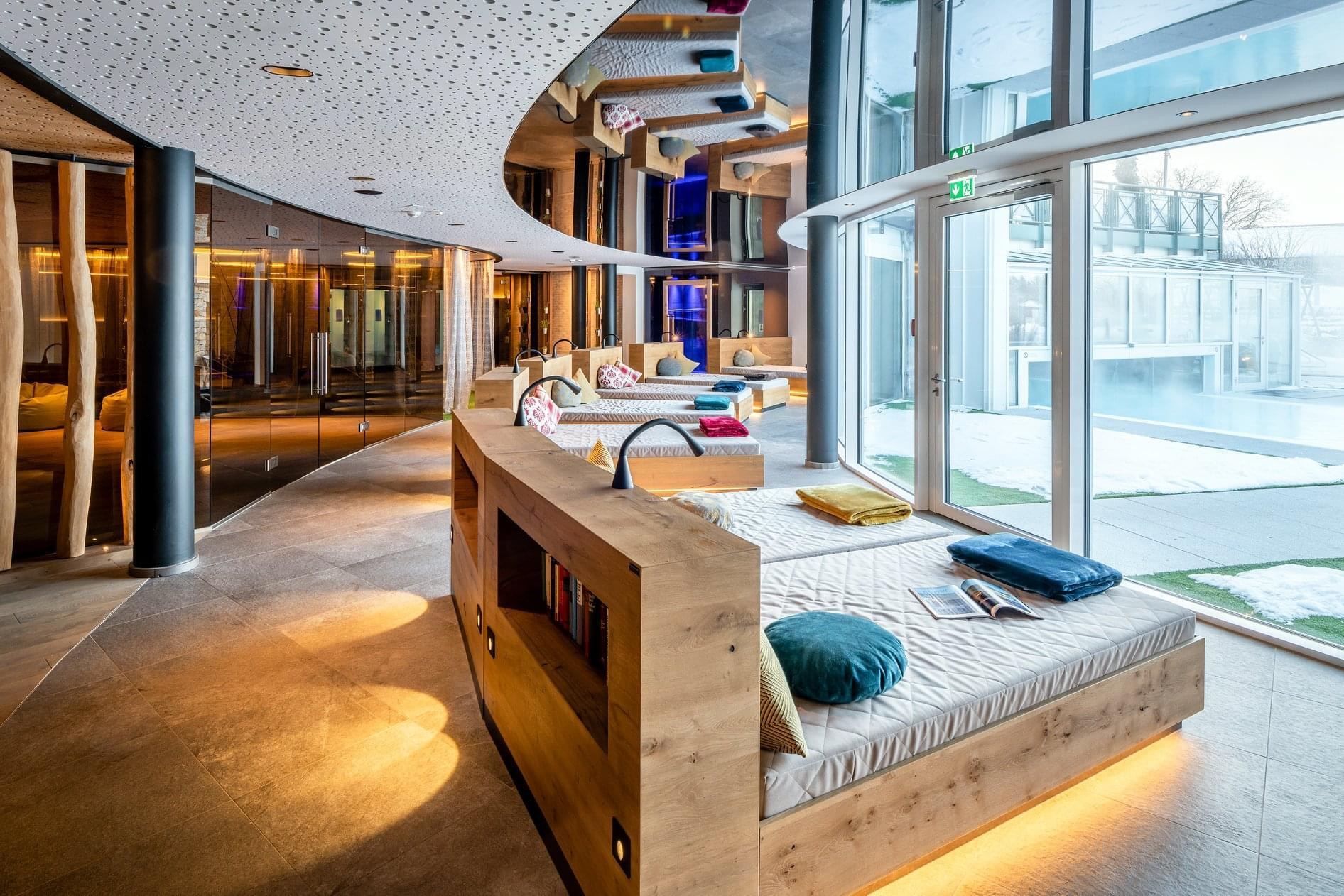 Lobby eines Hotels mit großer Fensterfront