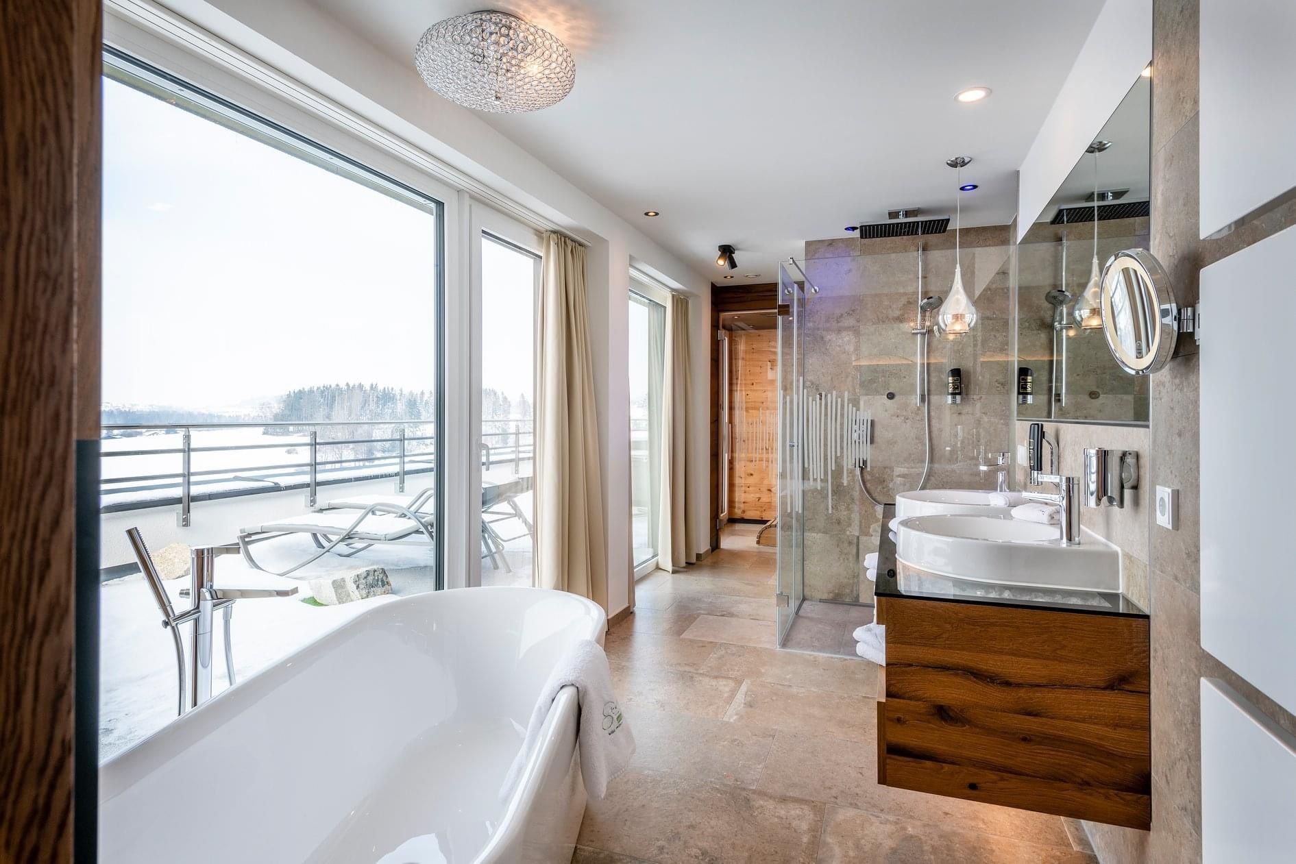 Badezimmer mit großer Fensterfront und gläserner Duschkabine