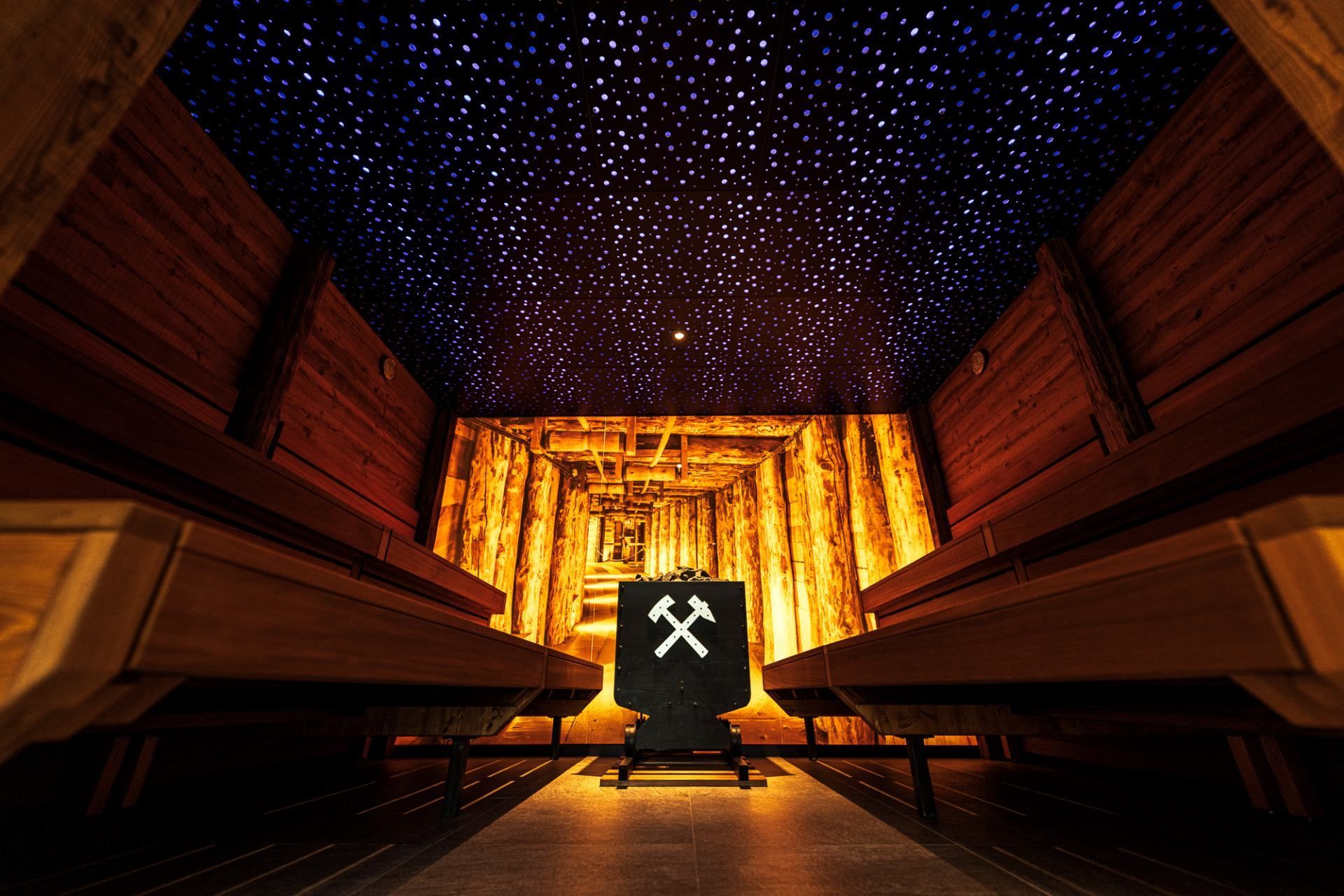 Sauna mit leuchtender Decke und Glasbild