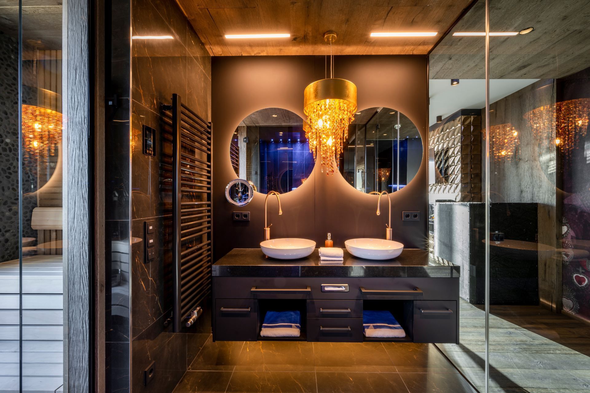 Badezimmer mit Glaswänden und zwei Waschbecken