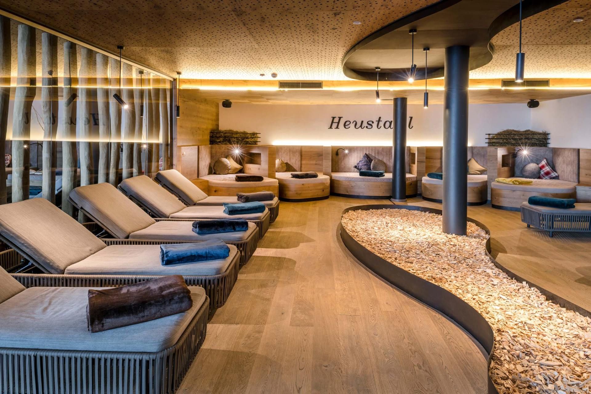 Welnessbereich mit Liegen und Glaswänden