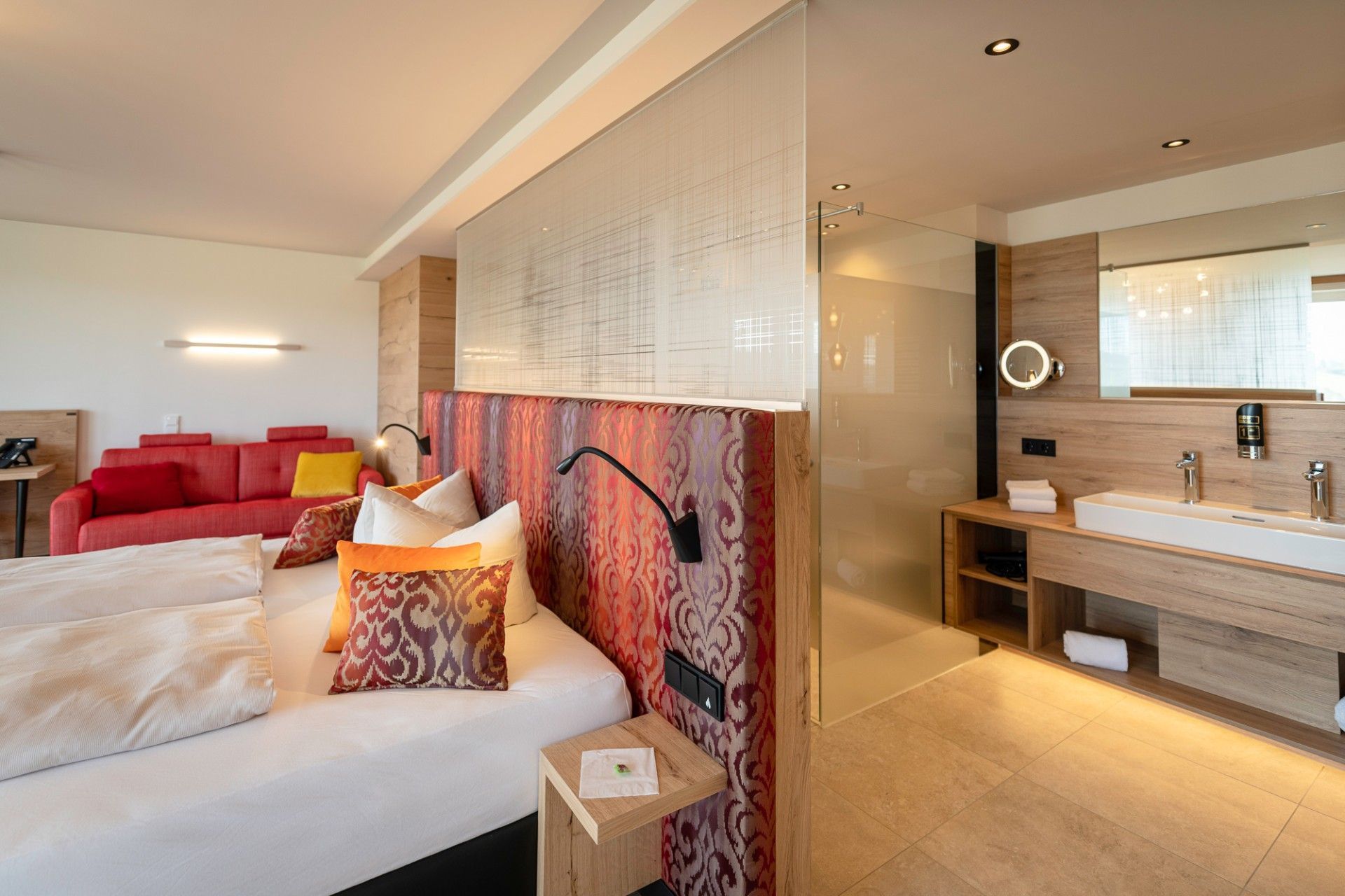 Badezimmer mit Glastrennwänden und großem Spiegel