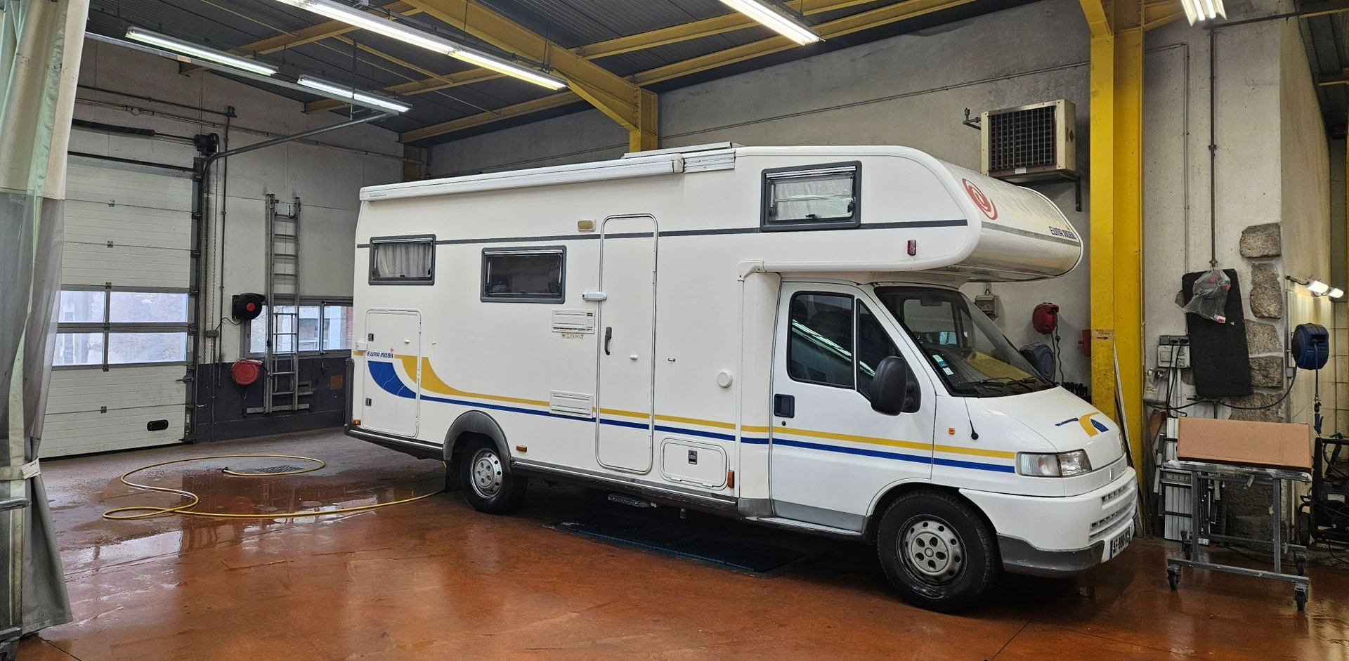Camping-car dans le garage de Greny Carrosserie