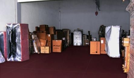 Un almacén lleno de muchas cajas, incluida una que dice