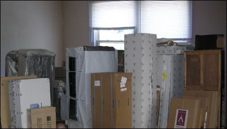 Una habitación llena de cajas, incluida una que dice "a"