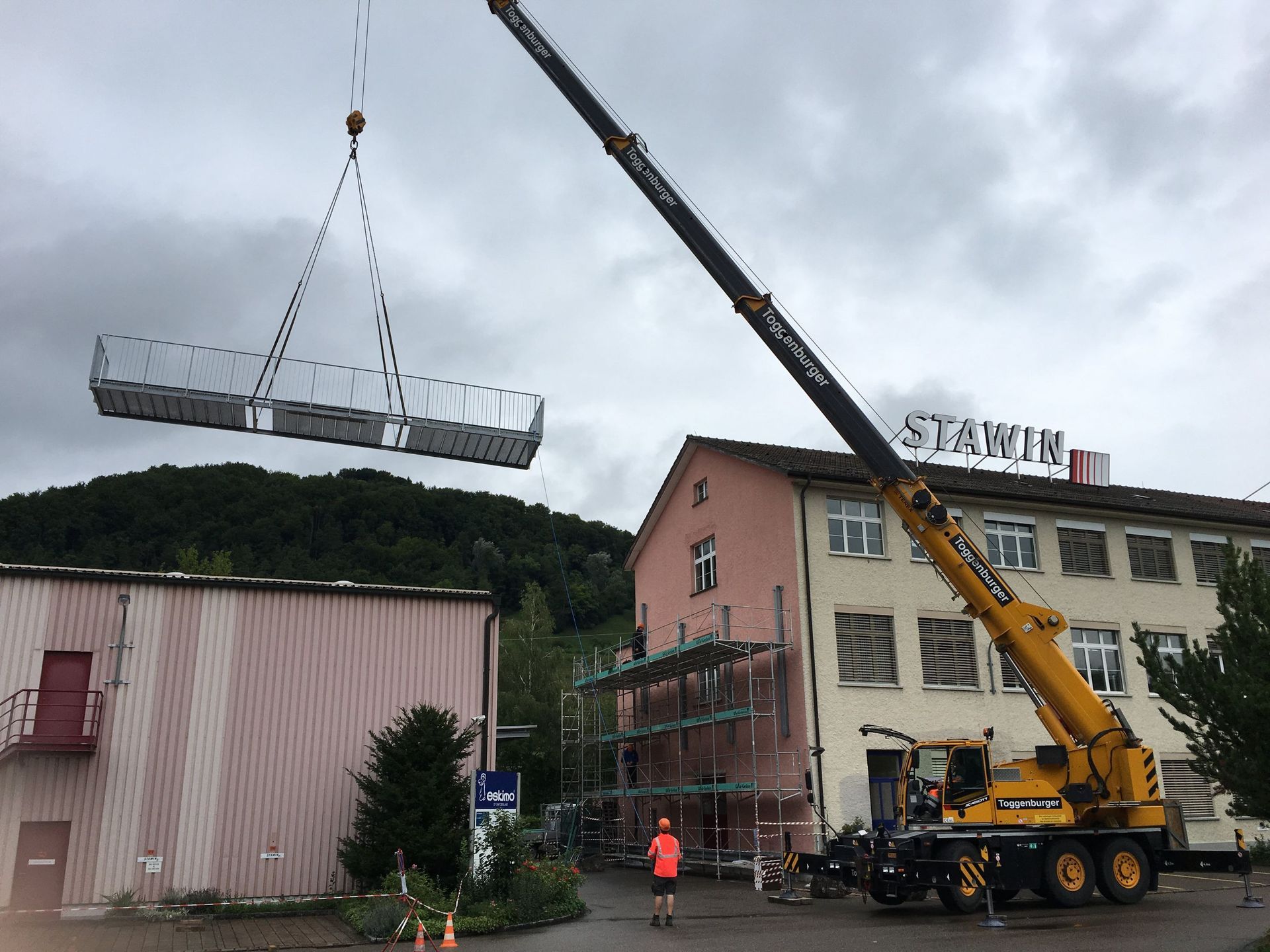 Linde Kryotech Pfungen, Montage Balkon 002