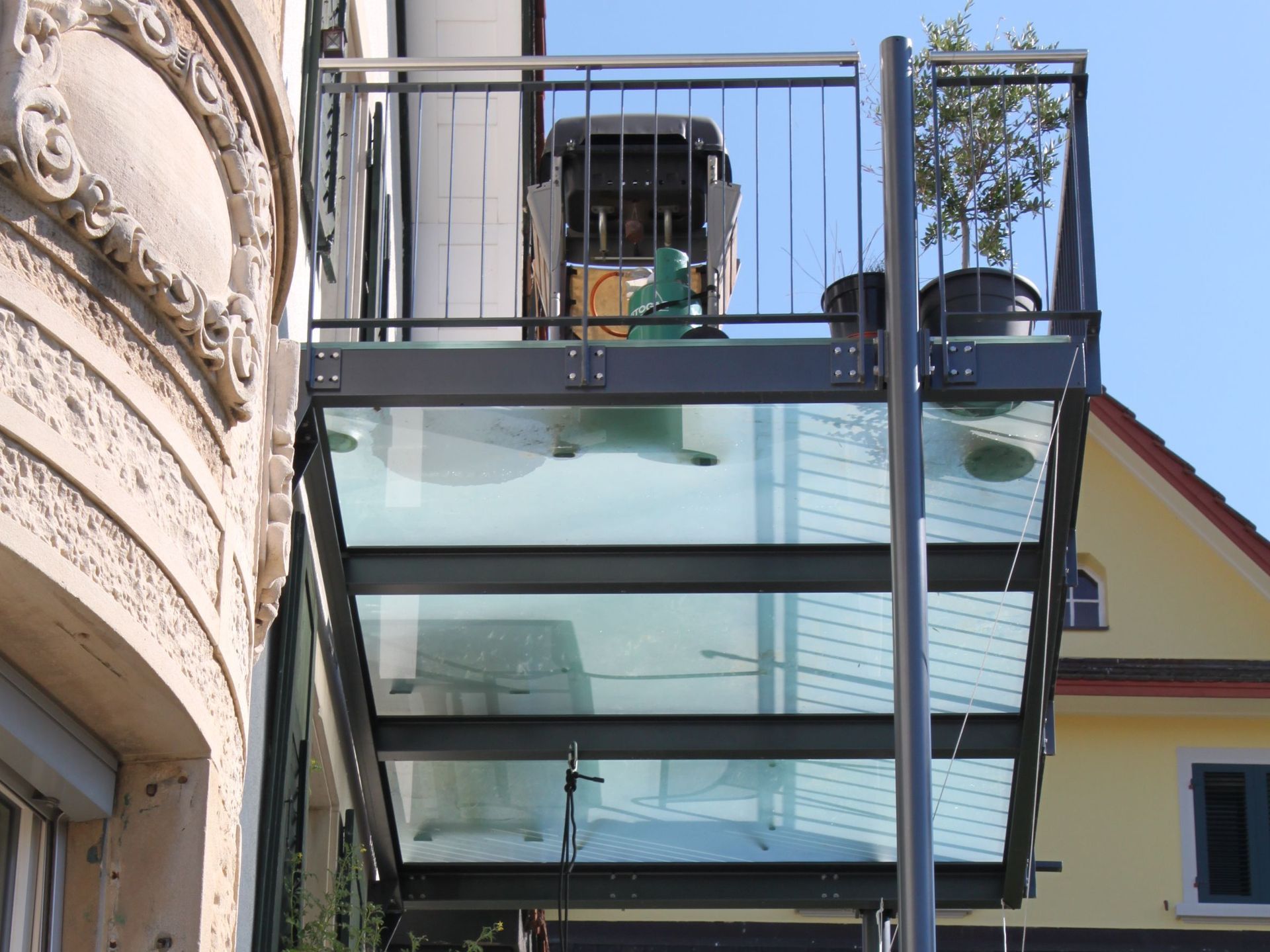 Stahl Balkon mit Glasboden, Kronenhalde Schaffhausen 4