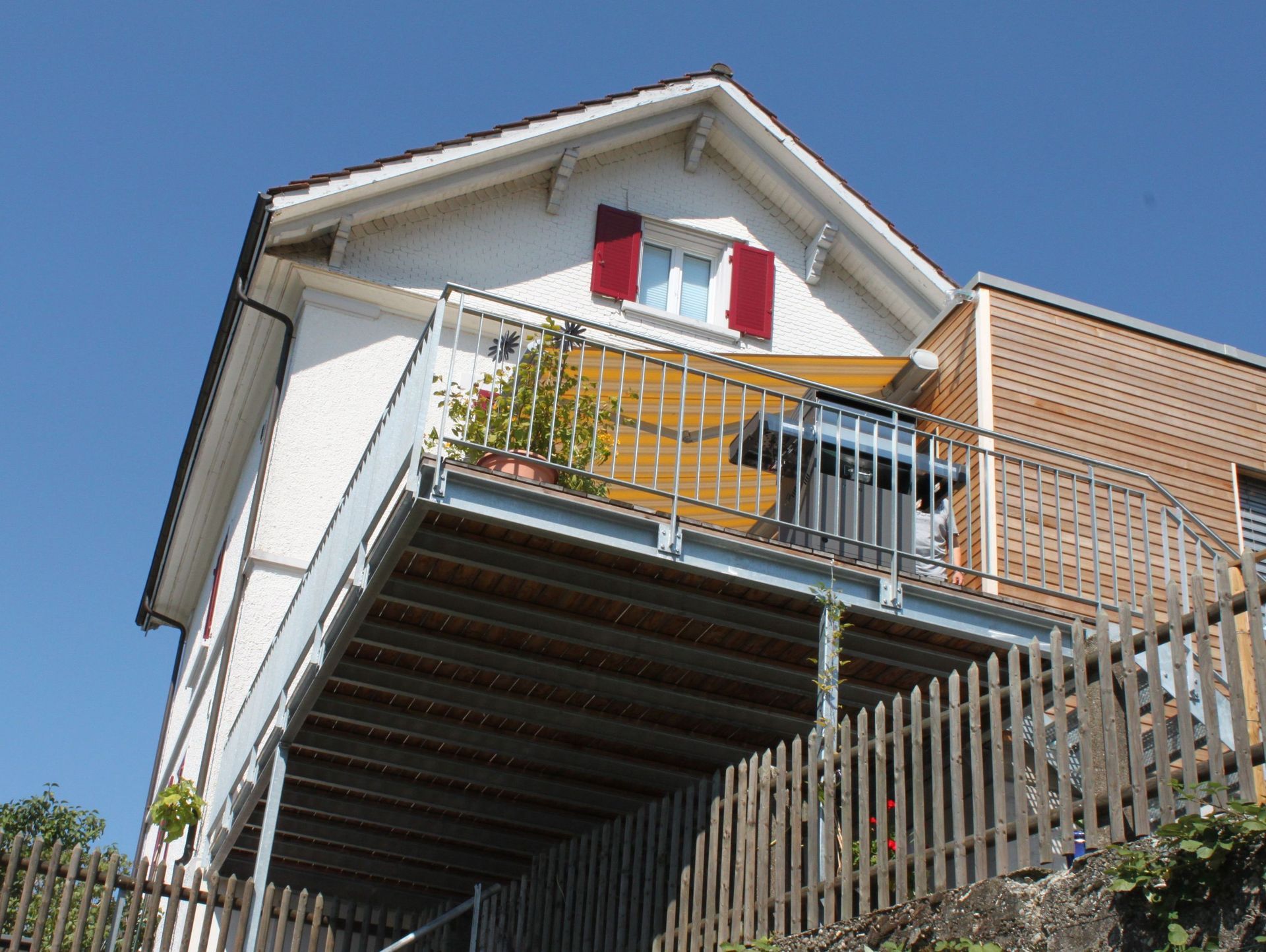 Stahl Balkon mit Holzboden, Neustr. Flurlingen 5