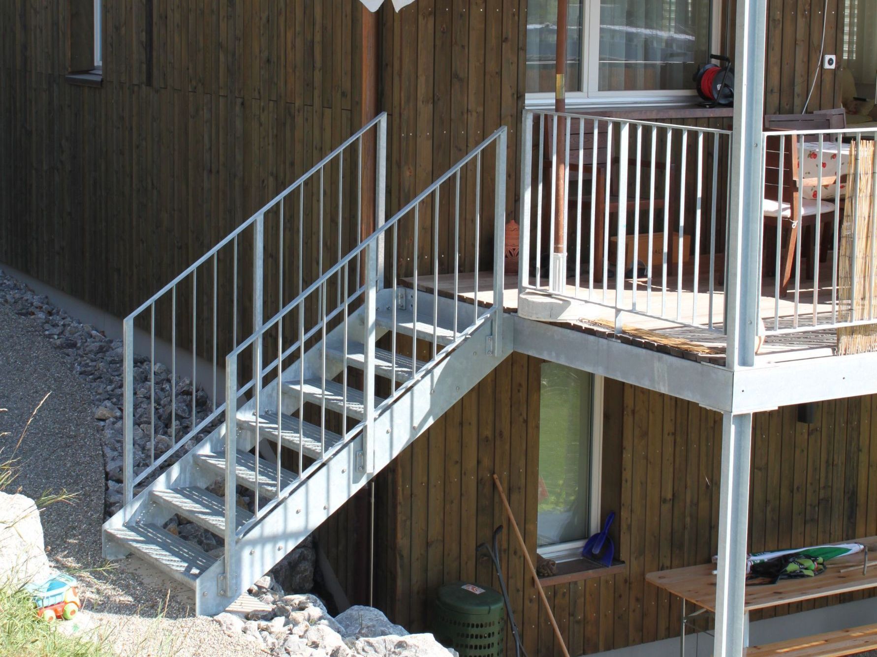 Stahl Balkon mit Holzboden Stimmerstr. Schaffhausen